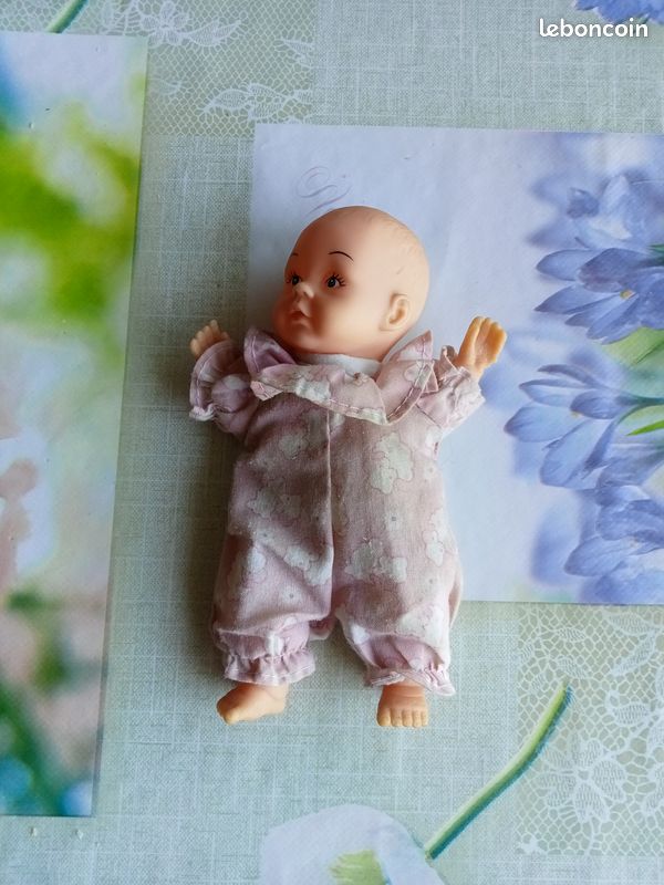 5 poupées/poupons + 2 couffins + accessoires (12 pièces) pour enfant en lot ou à l'unité d'occasion (image 5)
