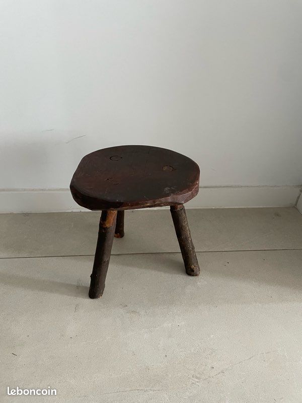 Tabouret brutaliste tripode ancien en bois (image 4)