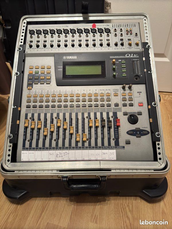 Table de mixage Yamaha 01v excellent état (image 3)