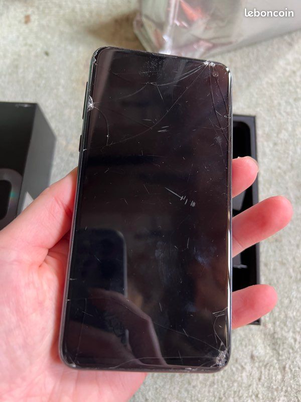 Samsung Galaxy S10e + batterie et accessoire (image 2)