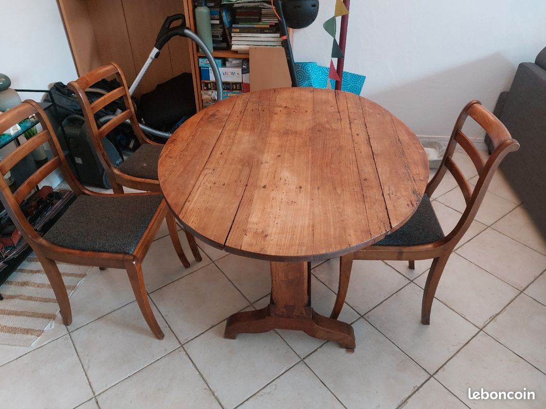 Table ancienne ovale en bois + 3 chaises en bois (image 1)