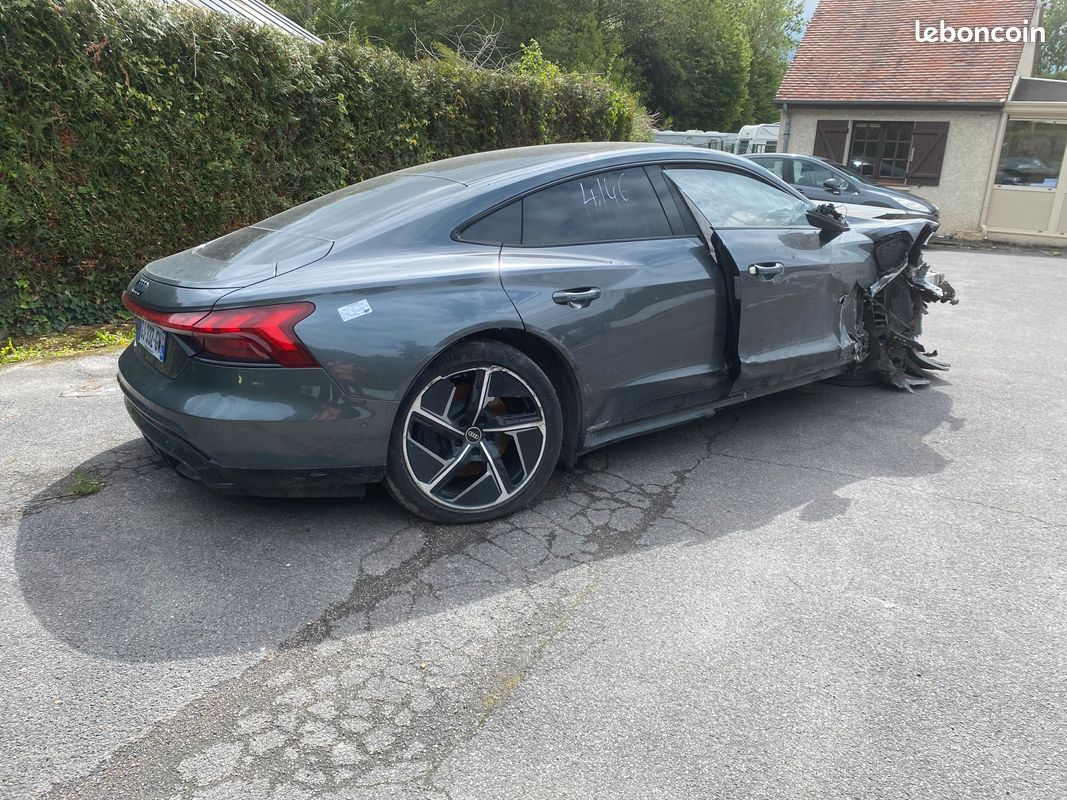 AUDI E-TRON QUATTRO accidenté (image 4)