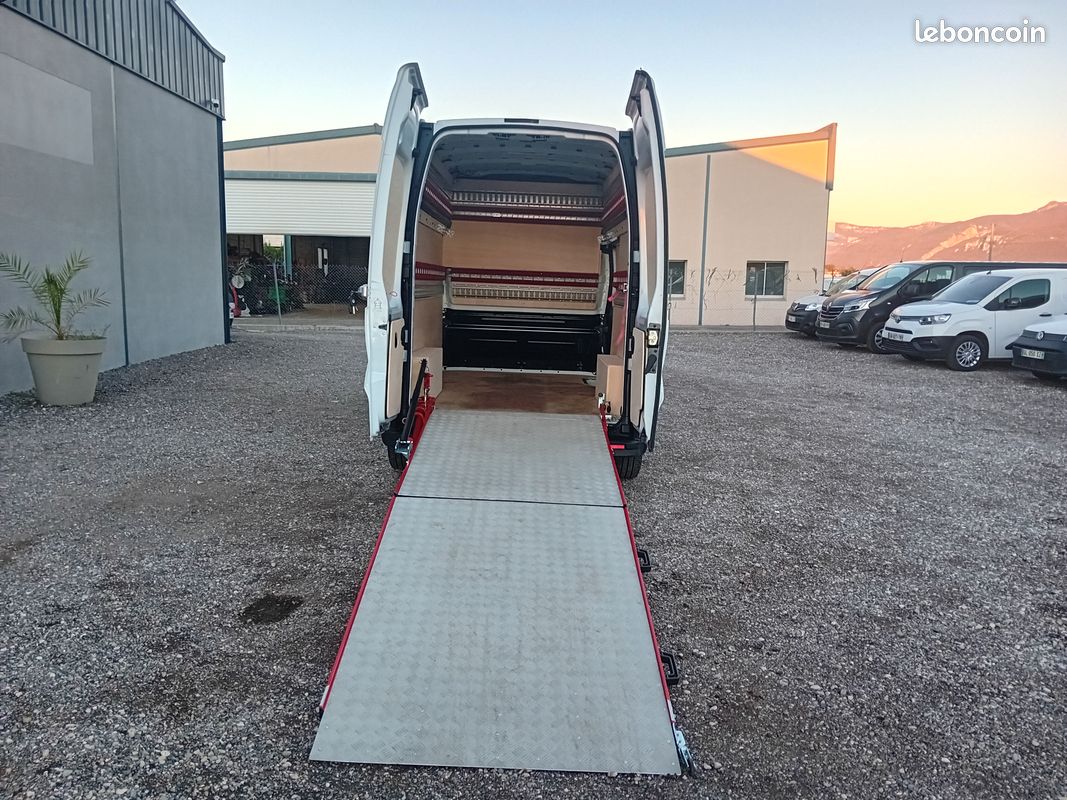 22990 e ht renault trafic 2.0 dci 150 cv 3t l2h2 rampe 3000 kg grand confort (image 1)