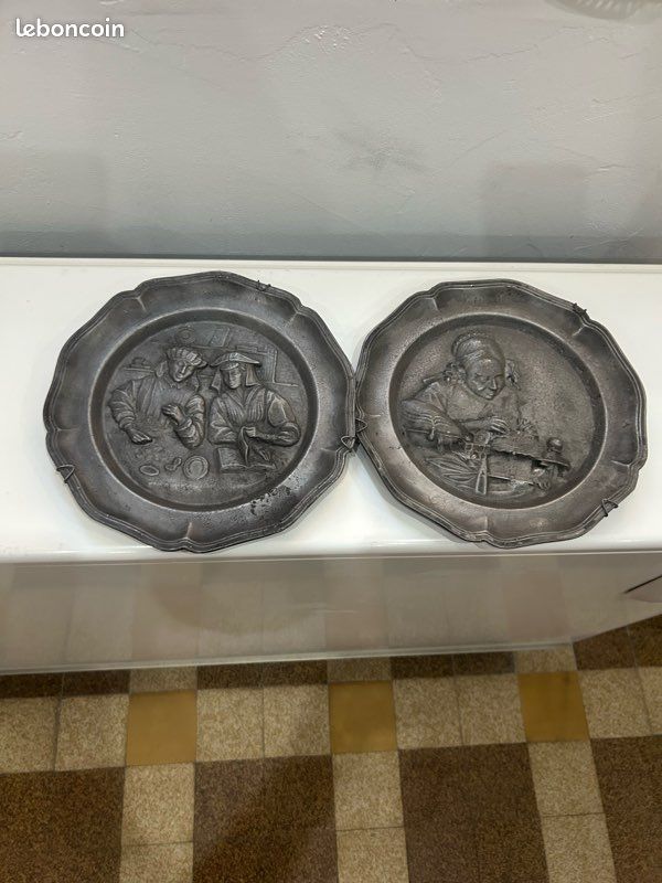 Deux assiettes en étain (image 1)