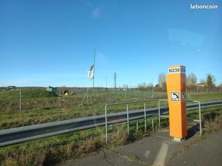 En bordure depuis l’A64 en Z.I Terrain constructible ZONE UF · à Mondavezan · 775 880 €