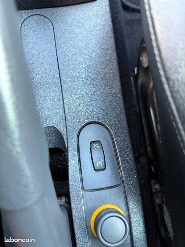 RENAULT Clio III 5 Portes Phase 2 1.5 dCi 85 cv (image 8)