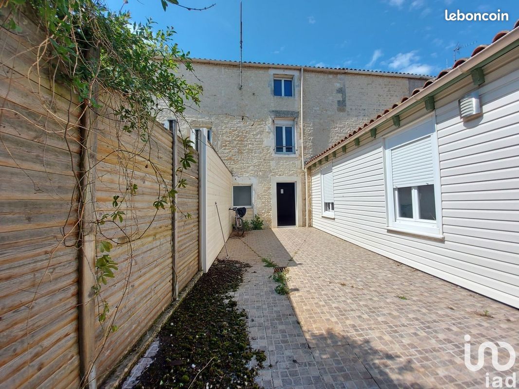 Maison 4 pièces 169 m² · à Surgères · 169 m² · 160 000 €