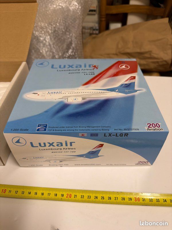 Maquette Boeing 737-800 Luxair (LX-LGV) 1:100 - Modèle Limité Sur Socle Bois - Neuf