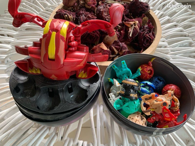 Grand lot Bakugan boules de différentes tailles cartes et boules xl de rangement (image 7)