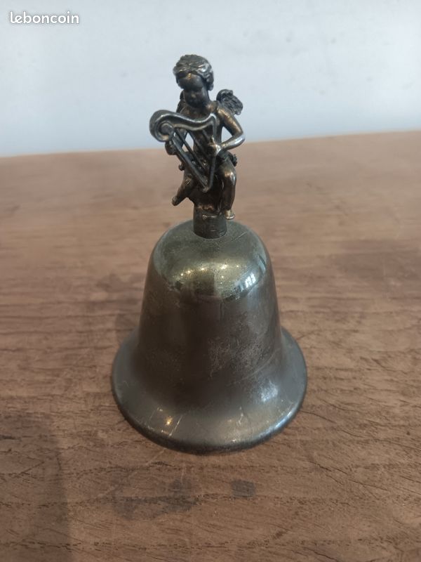 Lot N°348 - Lot de dix-sept cloches de service en métal argent