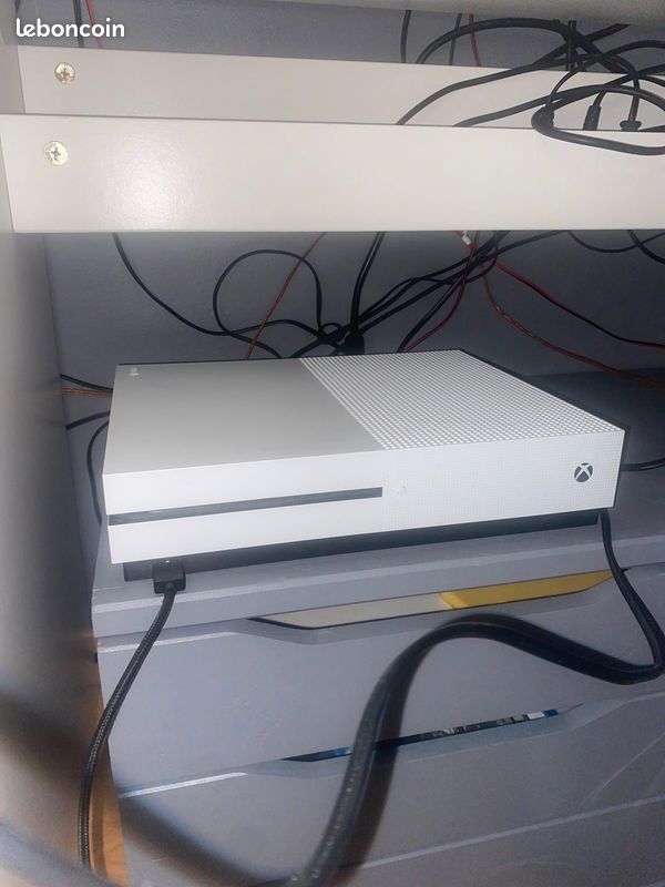 Xbox One 1TB Console - Limited Edition Halo 5: Guardians Bundle by Microsoft