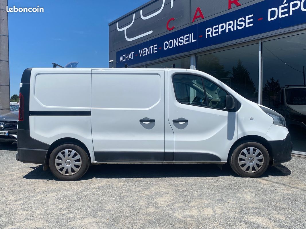 Renault TRAFIC III Fourgon L1H1 1000 1.6 dCi 90 cv / Attelage / 3 places / Air ventilé (image 22)