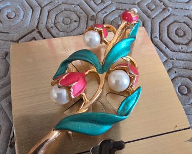 Broche Vintage Couleur Or Avec Perles Et émail Rouge/vert - Bijou Fantaisie Ancien, état Impeccable
