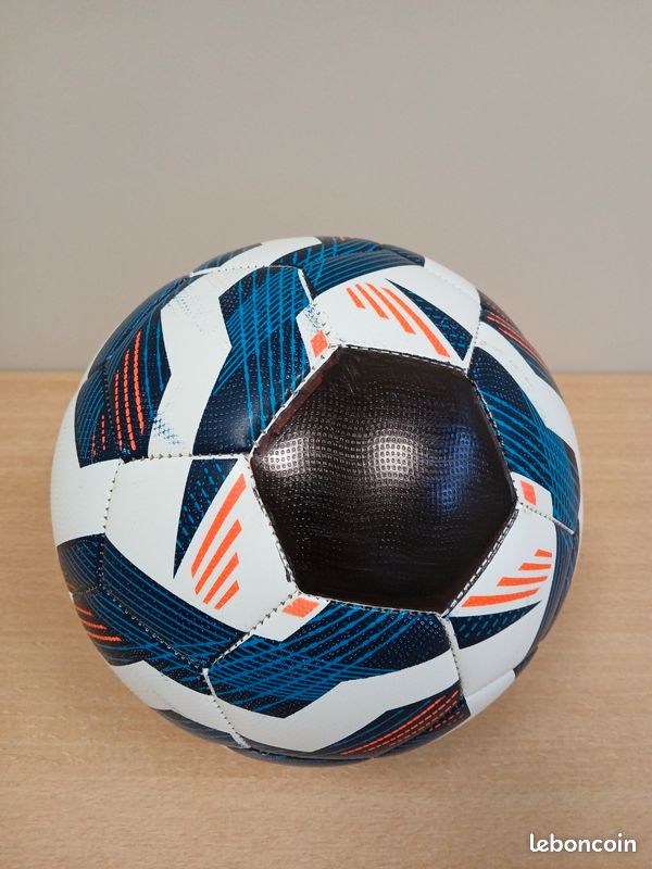Ballon de soccer football ancien en cuir vintage et tasseaux, bottes