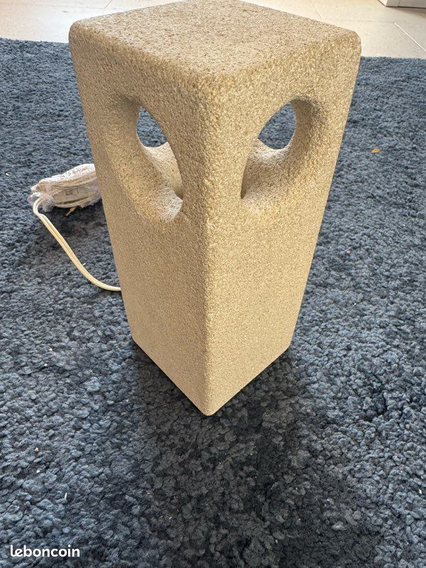 Lampe brutaliste en pierre reconstituée – attribuée à Albert Tormos (années 70) (image 1)