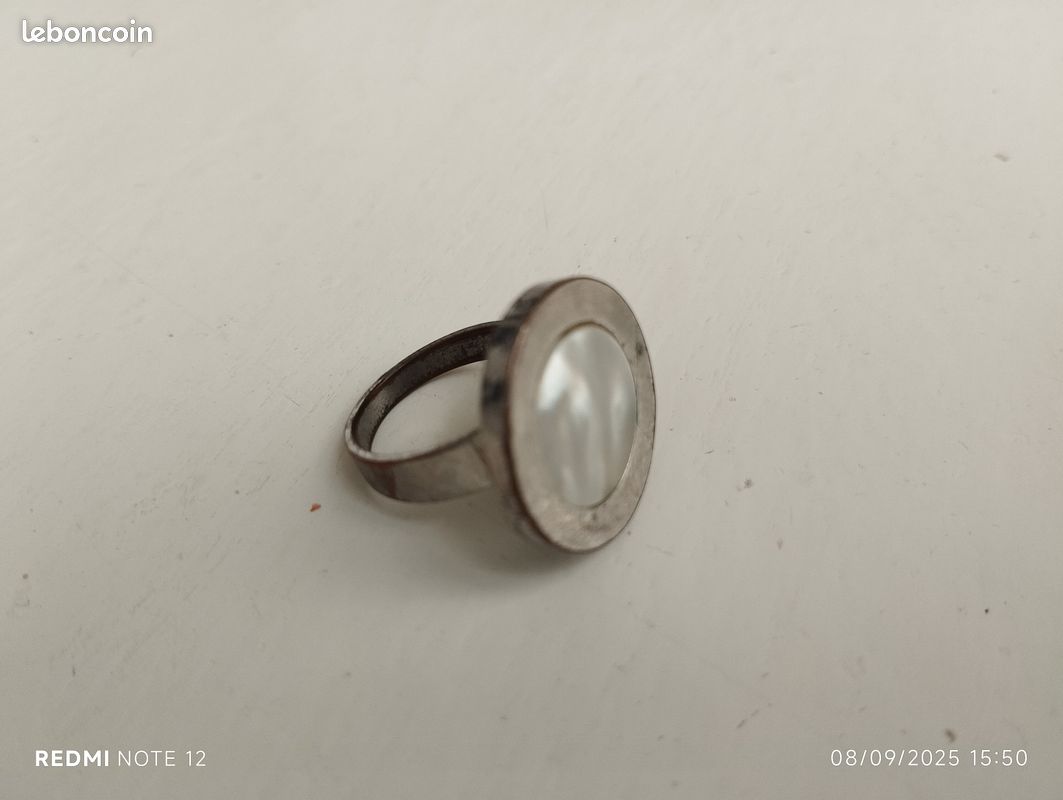 Jolie bague avec incrustation blanche (image 1)