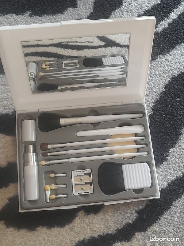 Boîte à pinceaux pour maquillage neuve (image 3)