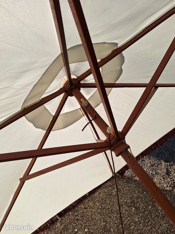 Grand parasol vintage en toile et bois en bon état (image 8)