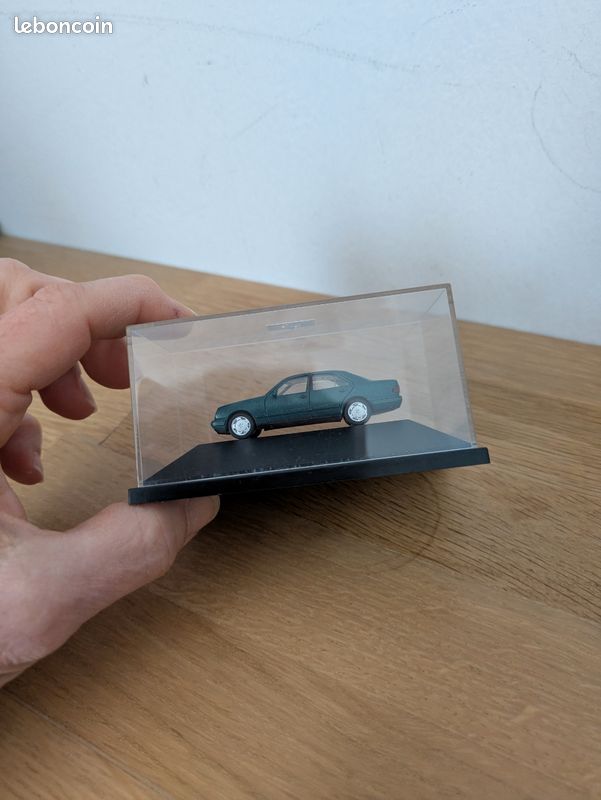 Miniature Mercedes-benz E320 Élégance.
Achetée à l'usine Mercedes de Stuttgart en 1997
Voiture sur son socle
Boite frottée (image 5)