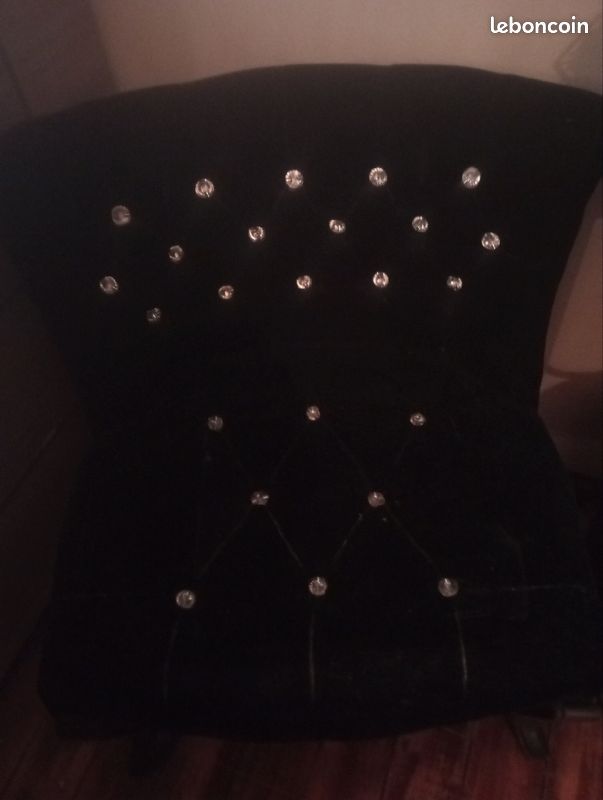 Fauteuil noir capitonné (image 3)