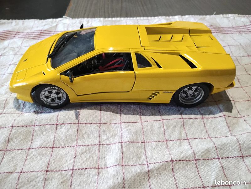 Voiture miniature 1/18 (image 2)