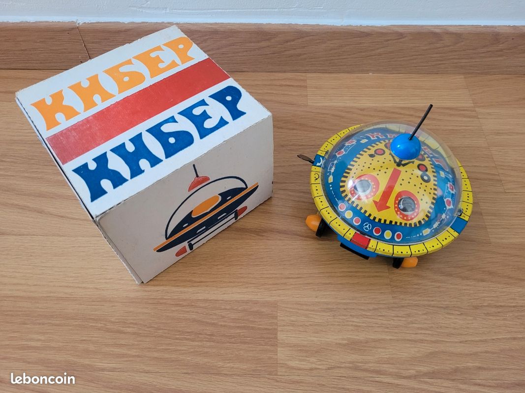 Ancien Jouet Mécanique Russe En Tôle : Garage Avec Voiture, état Correct