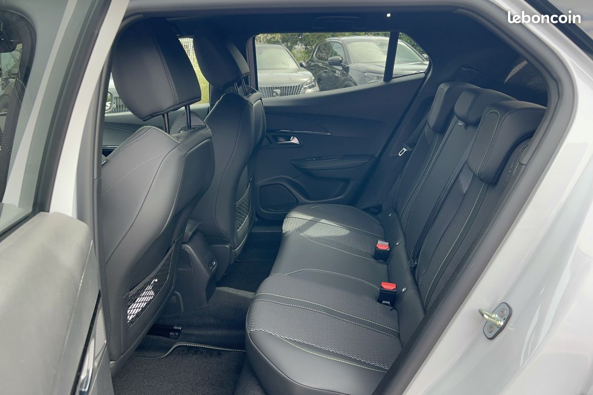 PEUGEOT 2008 Hybrid 145 e-DCS6 GT (image 11)