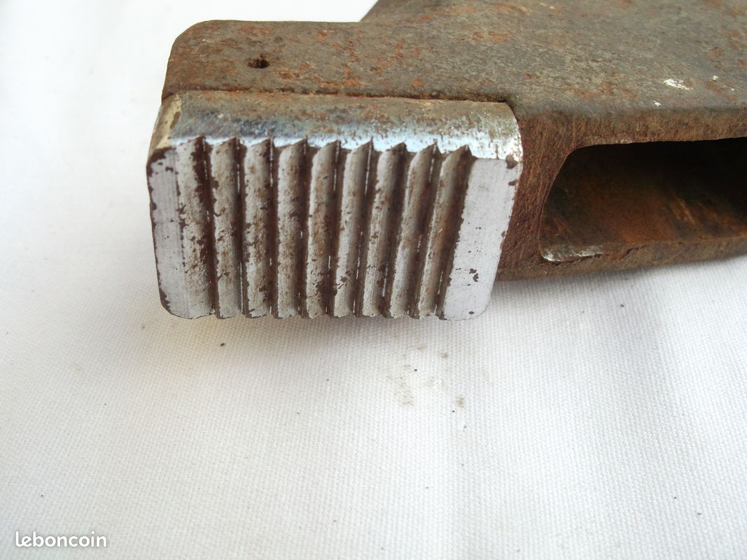 CLE A GRIFFE SERRE TUBE FACOM 24/600 n° 135 - FR