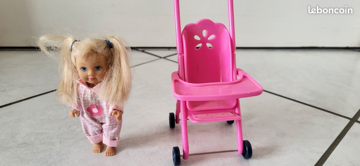 Petite fille Barbie avec sa poussette Jeux Jouets