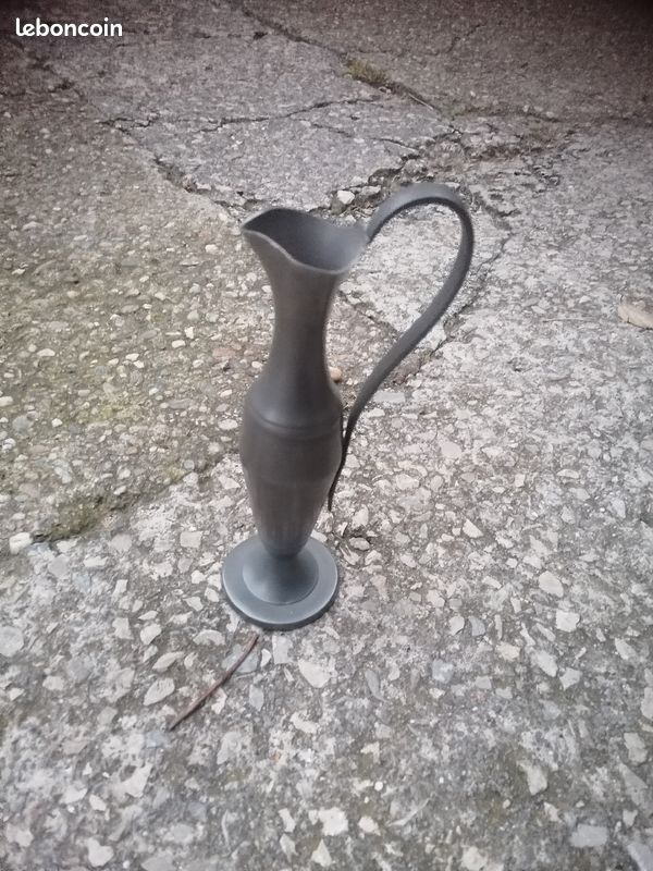 Vase en étain argenté (image 1)