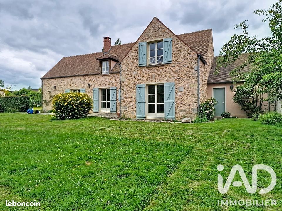 Maison 7 pièces 153 m² · à La Celle-les-Bordes · 153 m² · 2 150 €