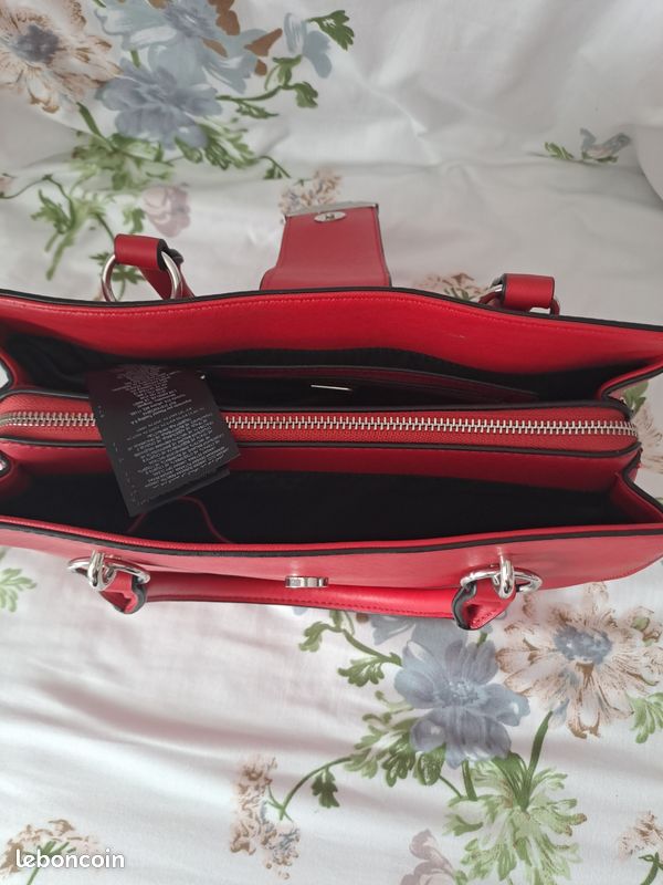 Sac De Sport Guess En Simili Cuir – Rouge Et Noir – Parfait Pour La Gym