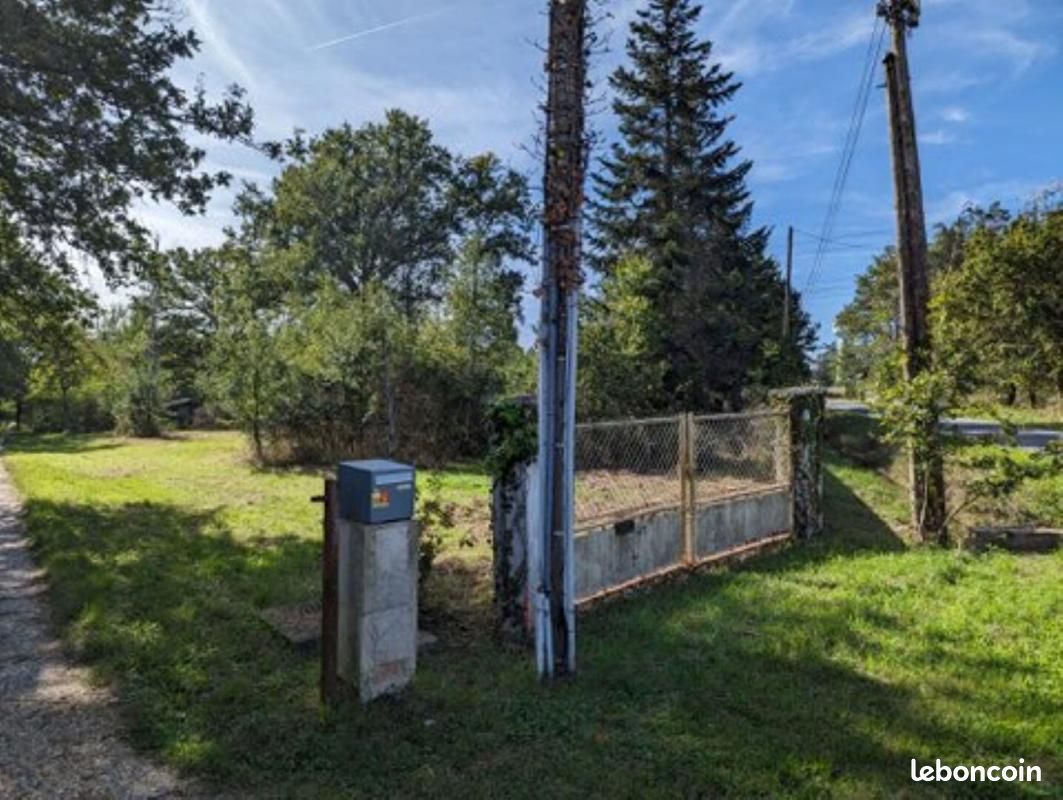 Terrain 1 856 m² Les Bordes · 76 500 €