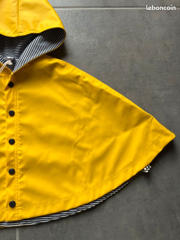 Heless Cape De Pluie Pour Poupée – Motif Amis De La Voile, Imperméable Avec Capuche Jaune, Pour Poupées 35-45 Cm, Bleu Clair Et Jaune