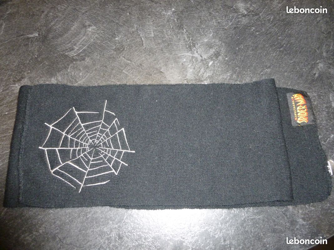Echarpe Spiderman comme neuve (image 1)