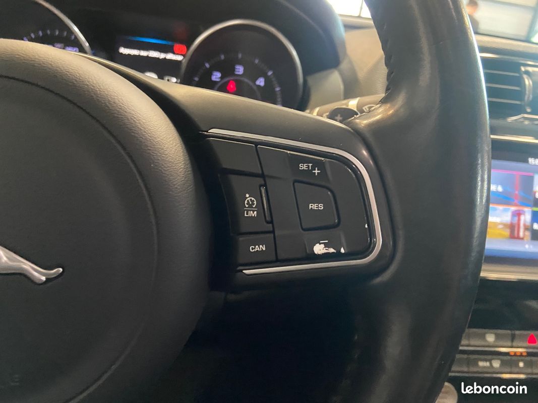 JAGUAR XE XE 2.0 D - 180 ch BVA Pure - TOIT OUVRANT - CAMERA DE RECUL - SIEGES ELECTRIQUES (image 15)