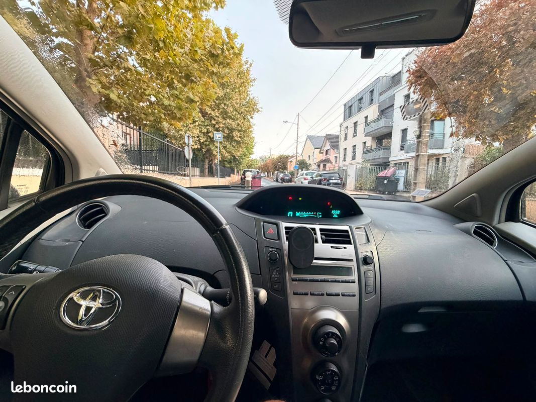 Toyota Yaris (image 2)
