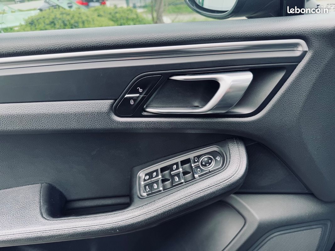 Porsche Macan 2.0L 252CH PDK + TOIT OUVRANT + SUIVI PORSCHE + SIEGES CHAUFFANTS/ELEC + CAMERA DE RECUL + GARANTIE 12 MOIS (image 42)