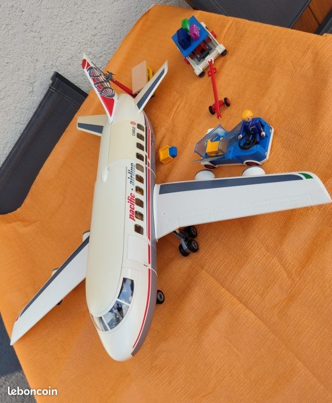 Avion Playmobil+véhicule de chargement et chariot à bagages + figurines pilotes et personnel (image 4)