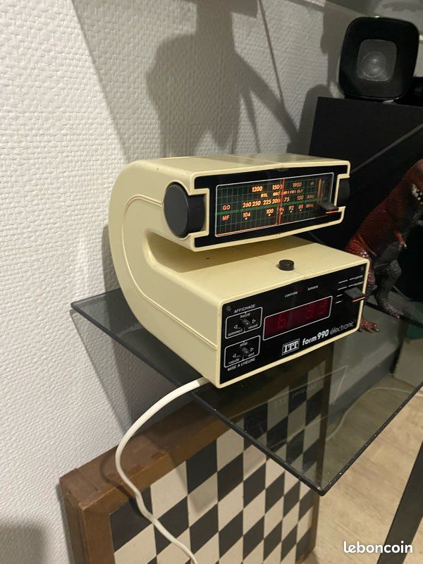 Ancien radio réveil ITT form 990 design 70's Space Age (image 1)