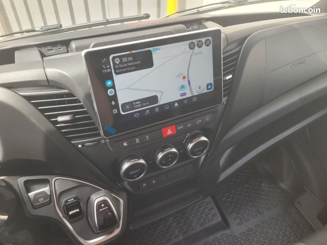 IVECO DAILY 35S18 HA8 V12 FOURGON PACK COMFORT 03 PLACES comme NEUF avec BOITE AUTO + MOTEUR 3 LITRES + CAMÉRA + RADARS + PORTES 270 DEGRÉS + SIEGE SUSPENDU + PHARES FULL LED ( Prix Vente 43 990 HT ) (image 5)