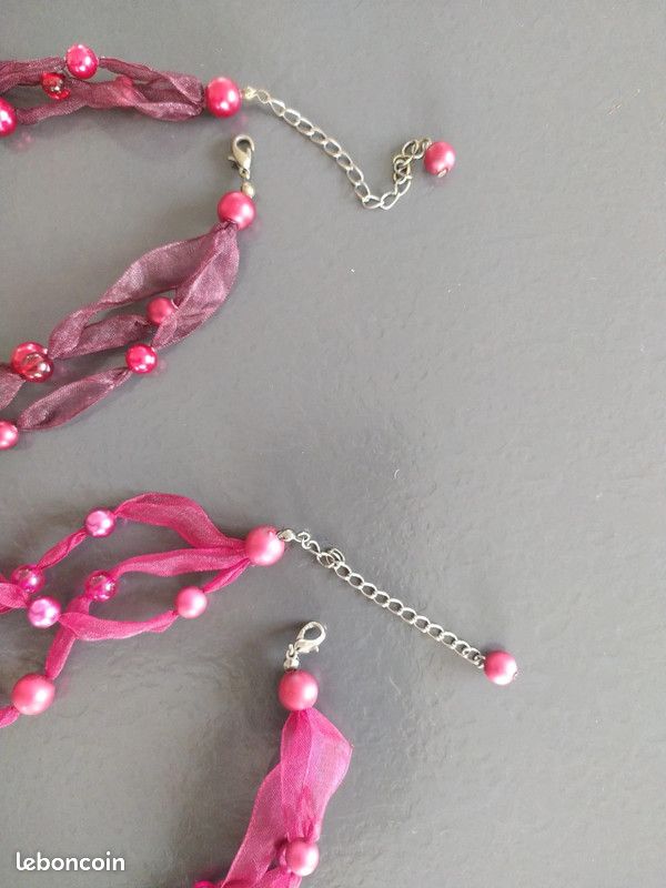 Collier en résine bordeaux - France