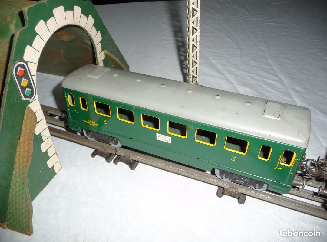 Quai à voyageurs - Trains Hornby - Échelle O - Meccano - électrifié Quai à voyageurs - Trains Hornby - Échelle O - Meccano - électrifié