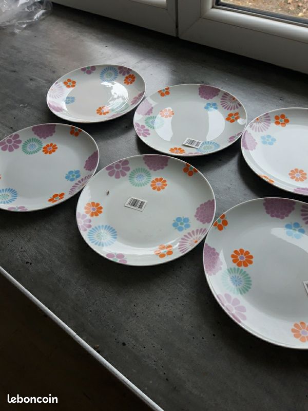 6 assiettes à dessert blanches neuves - motif fleurs vintage (image 1)