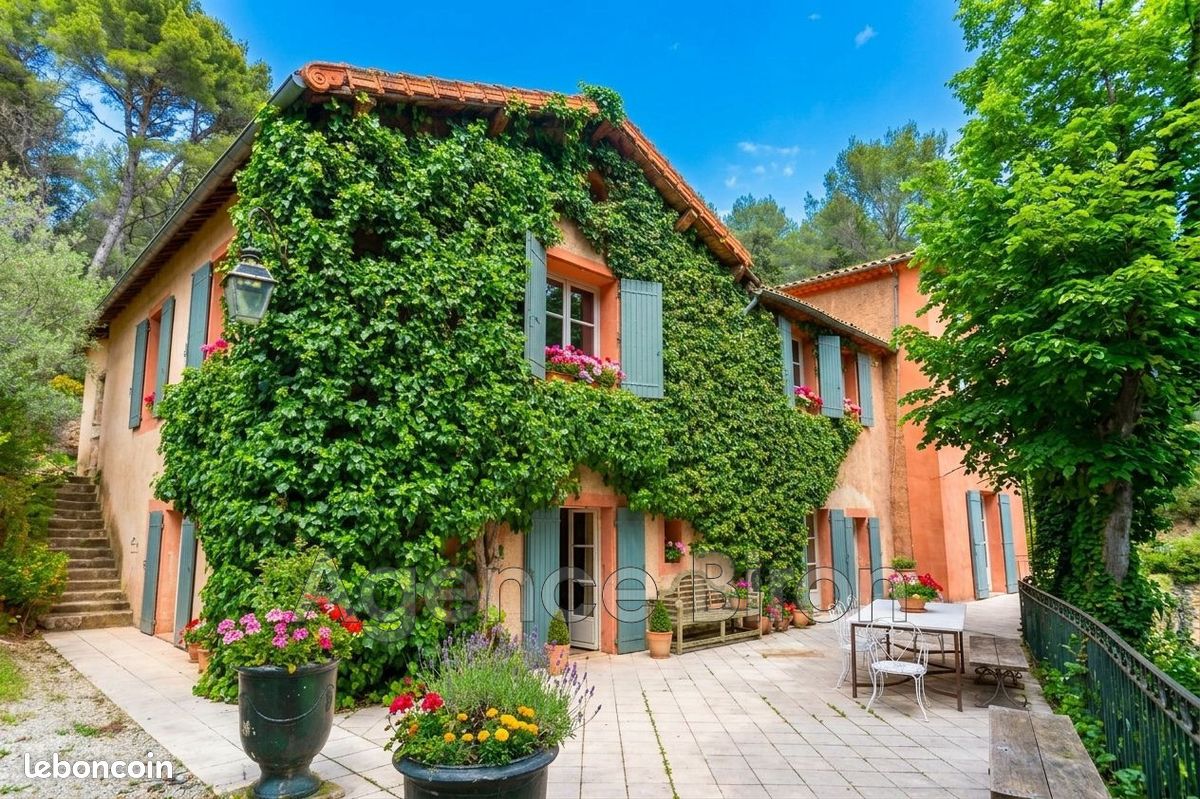 Maison 10 pièces 371 m² · à Aix-en-Provence · 371 m² · 5 000 €/mois