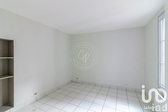 https://img.leboncoin.fr/api/v1/lbcpb1/images/fe/5d/a9/fe5da9d3a9af29e8c79b9bc981b345d9a6154ba9.jpg?rule=ad-image