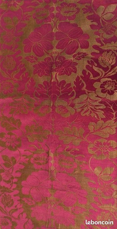 Coupon tissu ameublement bordeaux et dore motifs fleurs (image 1)