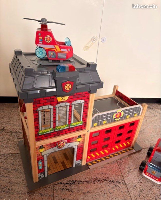 PLAYMOBIL - Caserne de pompiers transportable - City Action - Avec moto et hélicoptère - Jeux - Jouets