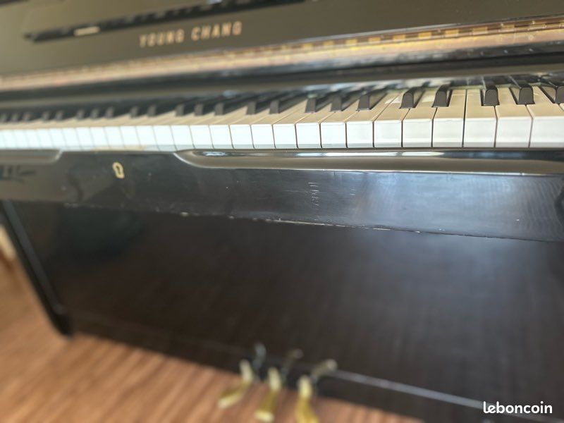 Piano droit Vernis Noir Young Chang U107 (image 6)