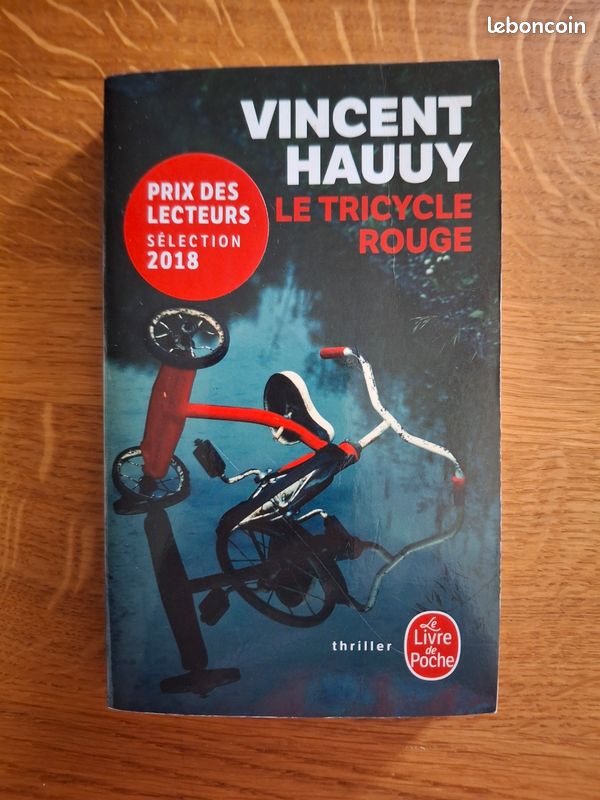 Le tricycle rouge de Vincent Hauuy (image 1)